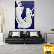 Pintura de mujer abstracta sobre lienzo Obra de arte monocromática Decoración de arte de pared blanca y azul para el hogar | DESOLATION 35.5"x23.7"